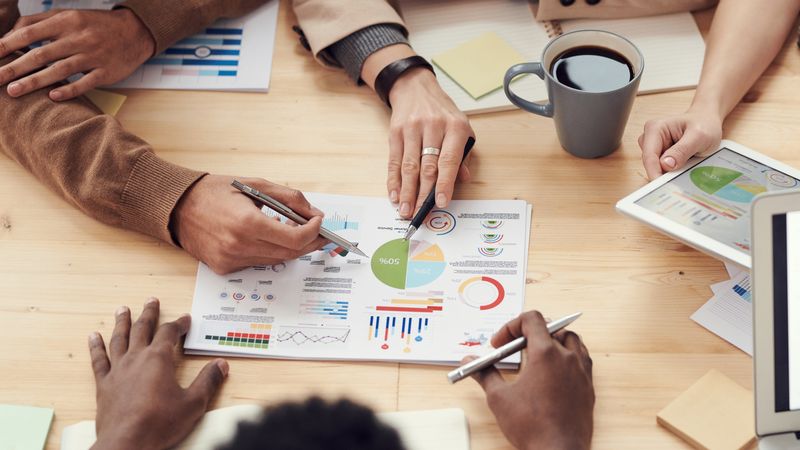 Contabilidad integrada en software de gestión de fincas - profesionales trabajando con programa de administración