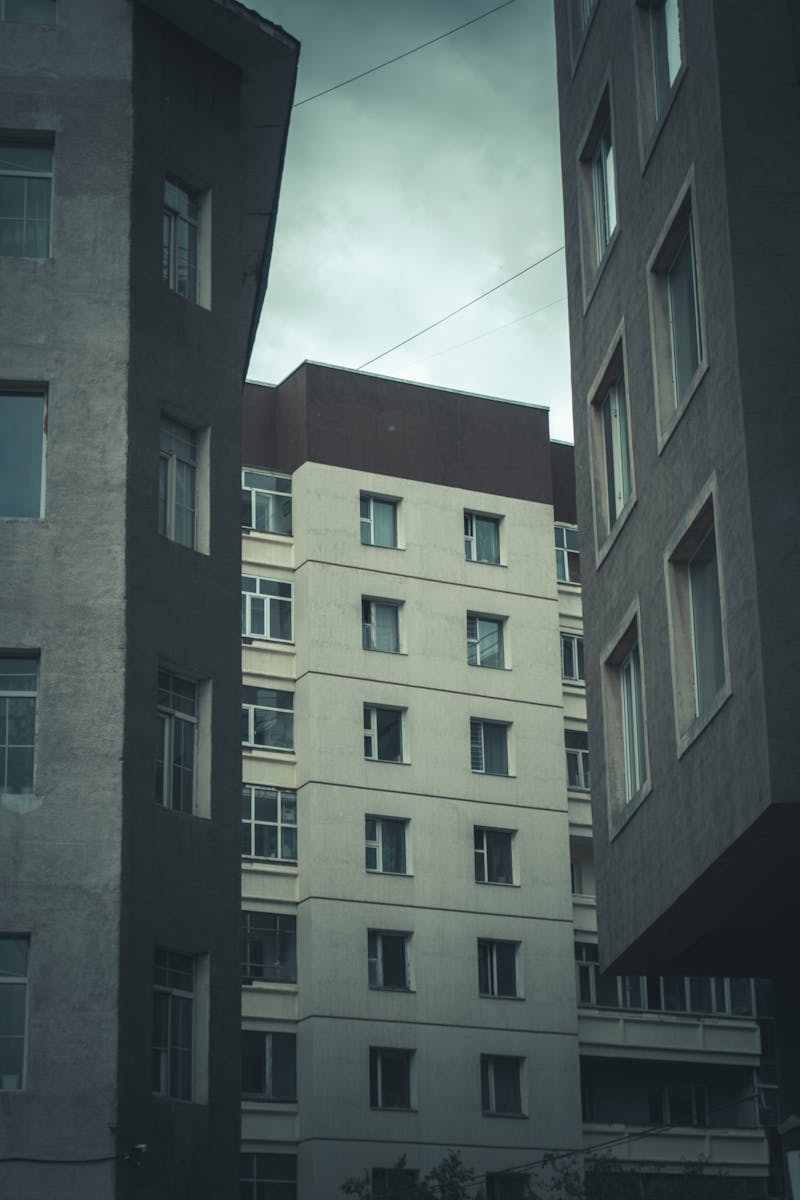 Fachada de edificios de apartamentos en la ciudad para inspección técnica ITE