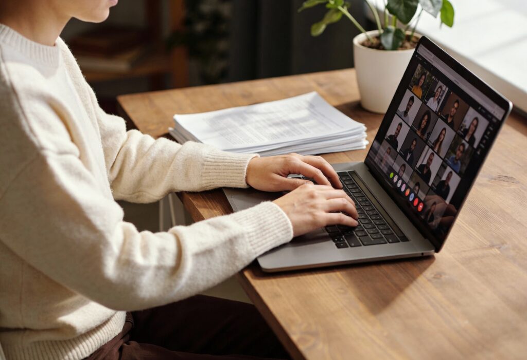 Administrador independiente trabajando desde casa con Gesfincas en laptop