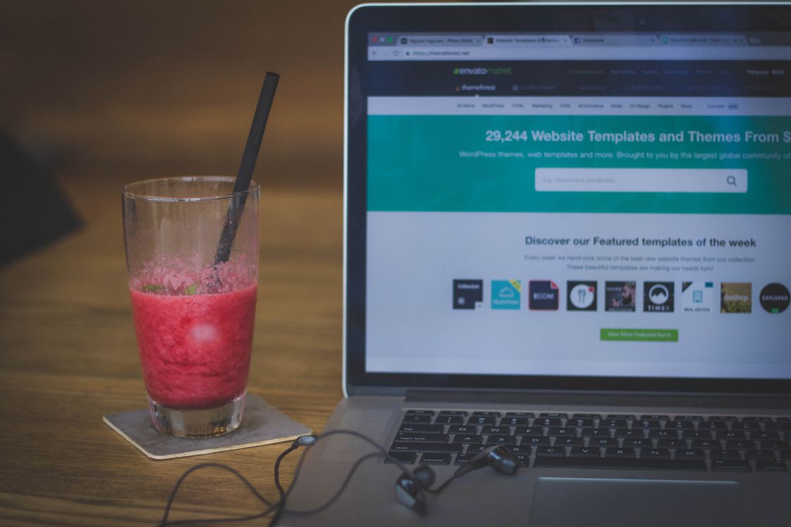 Dominio web administrador de fincas - persona trabajando con portátil en web profesional