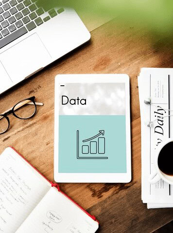 Análisis de datos en tablet para administradores de fincas con software especializado.
